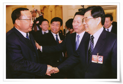 在十一屆全國人大會議上，時任中共中央總書記胡錦濤親切接見集團創始人劉慶年